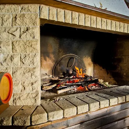 アパート Manastira 2 Emo パンポロボ