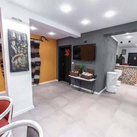 アパート Manastira 2 Emo パンポロボ